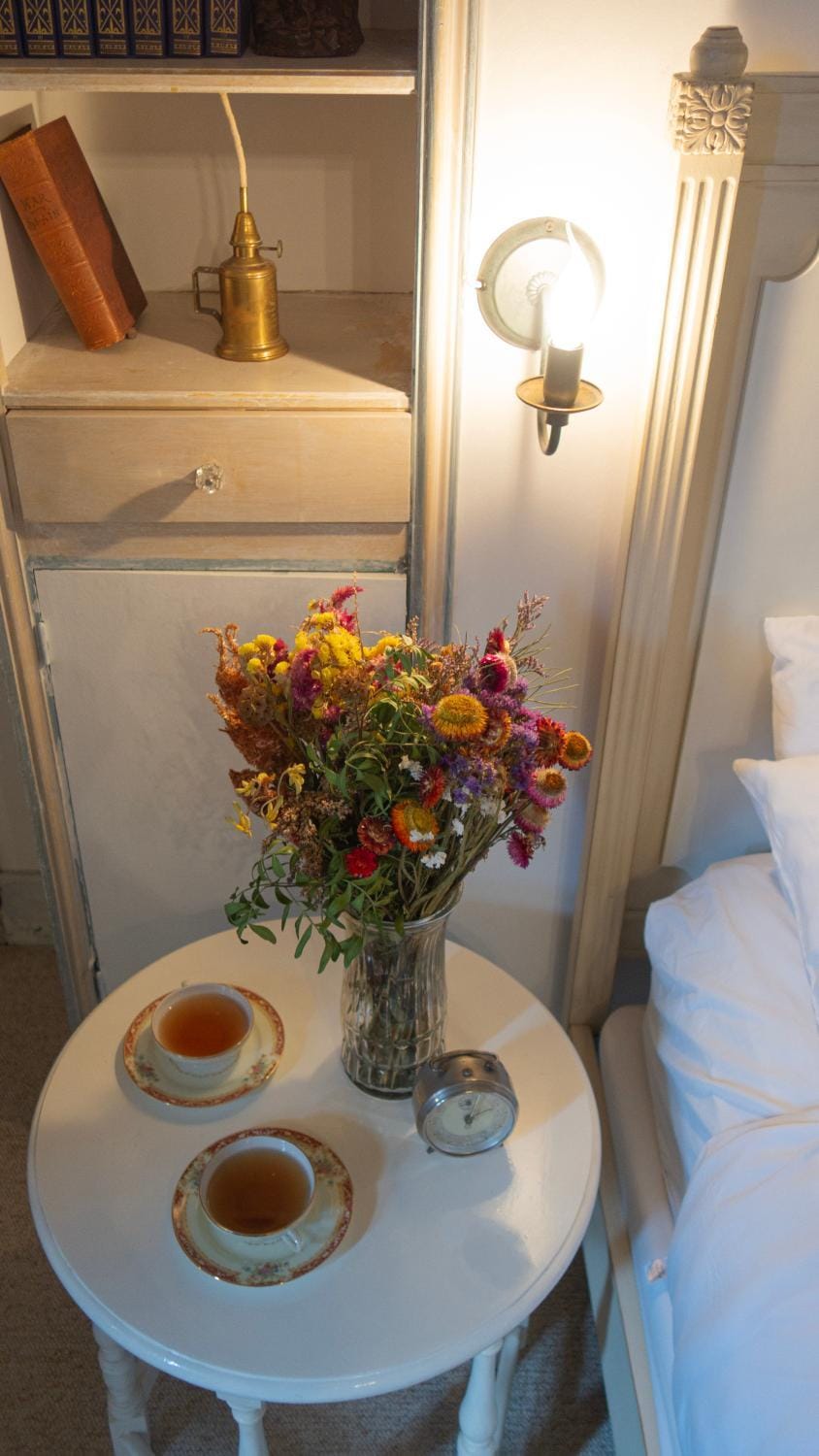 Bed, Food and drinks, Bedroom
