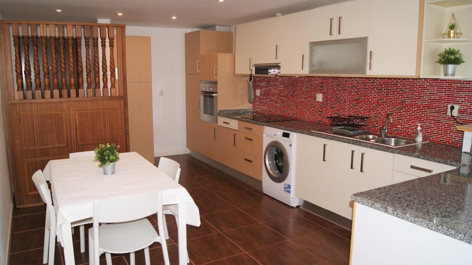 Kitchen or kitchenette, Dining area, pet friendly, stove, washing machine
