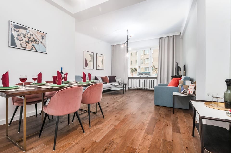 Shower, Living room, Photo of the whole room, Seating area, Dining area