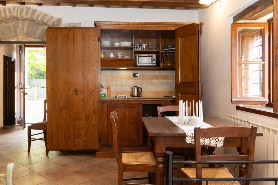 Kitchen or kitchenette, Seating area