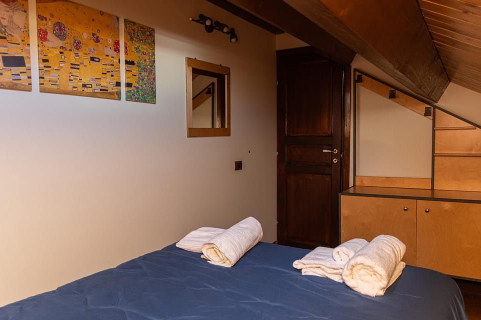 Bed, Photo of the whole room, Bedroom, towels