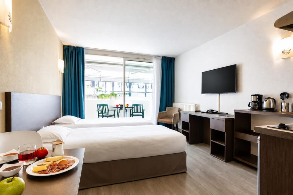 Bed, TV and multimedia, Kitchen or kitchenette, Photo of the whole room, Seating area, Dining area