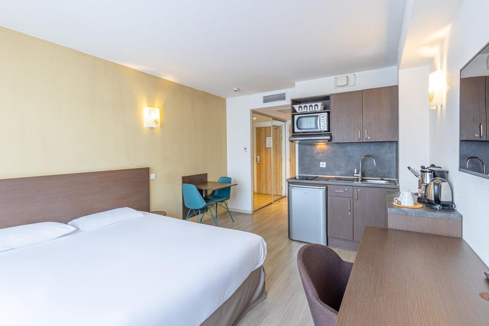 Bed, Kitchen or kitchenette, Photo of the whole room, Dining area, stove