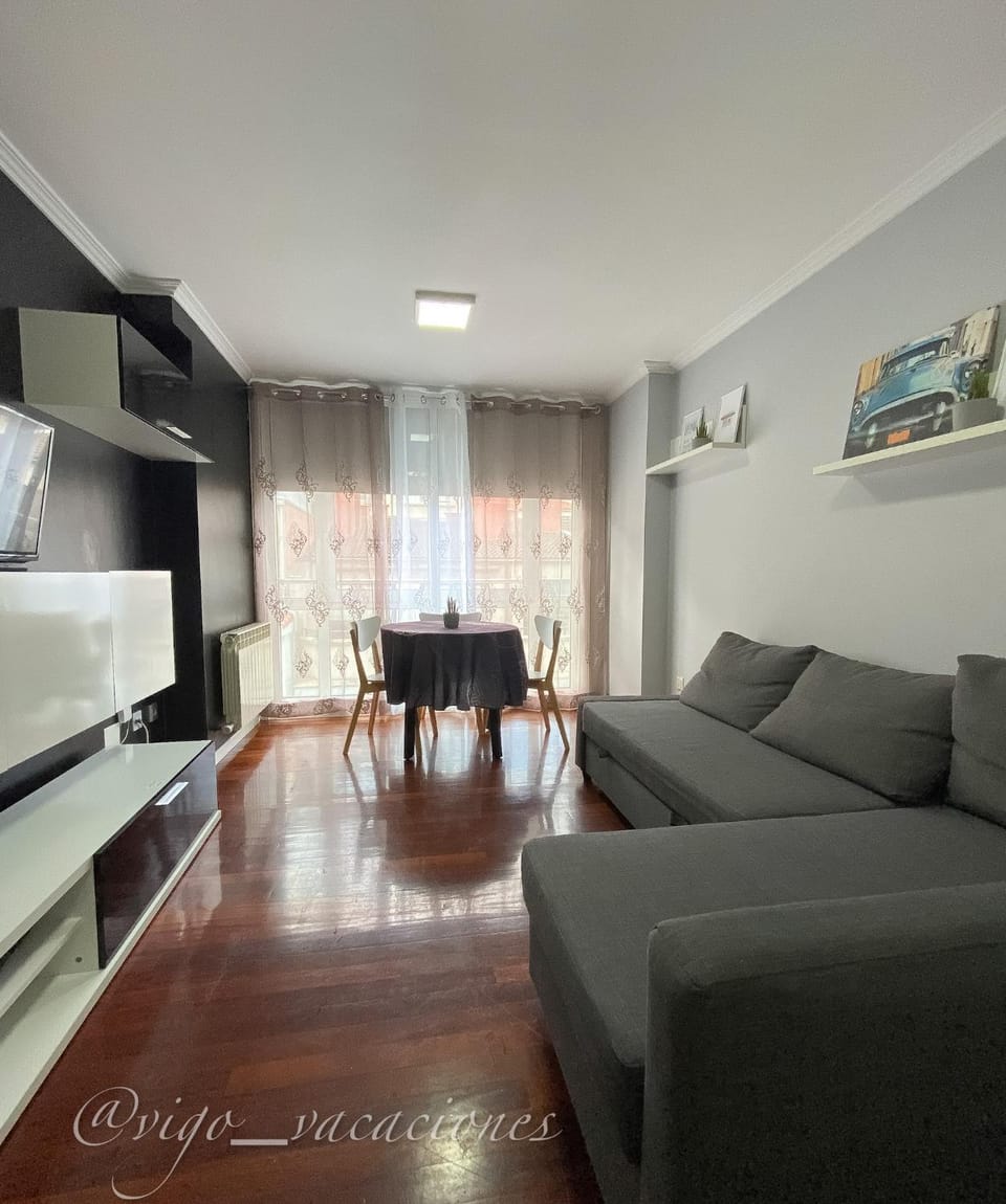 TV and multimedia, Living room, Photo of the whole room, Seating area, Dining area