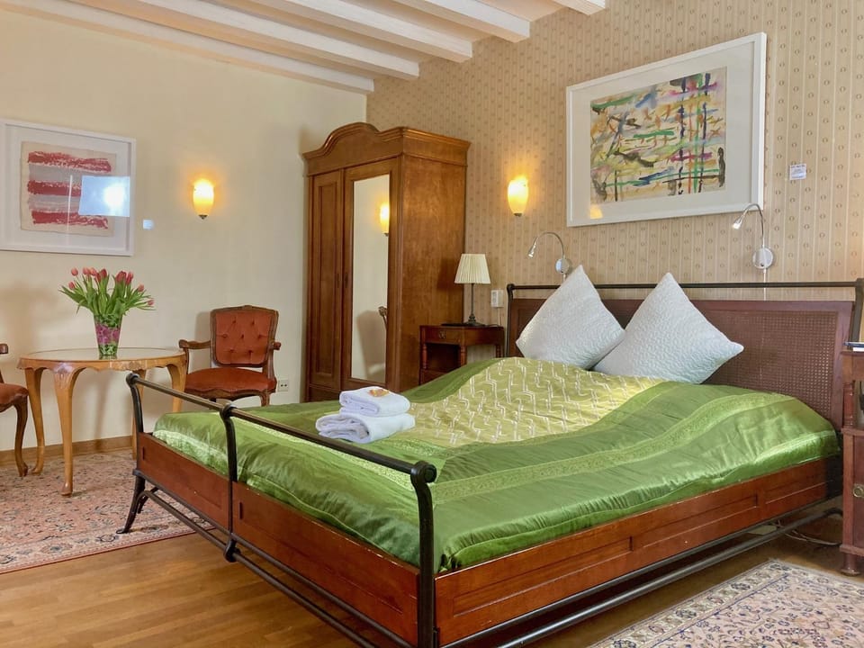 Bed, Photo of the whole room, Seating area, Bedroom