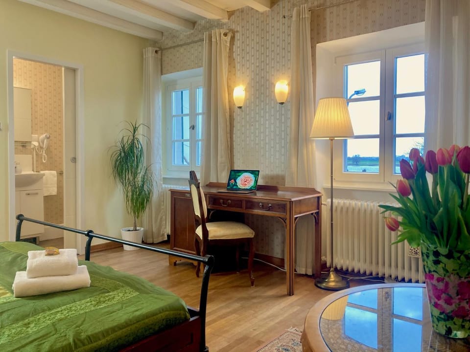 Bed, Photo of the whole room, Seating area, Bedroom