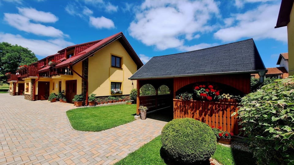 Property building, Neighbourhood, Garden