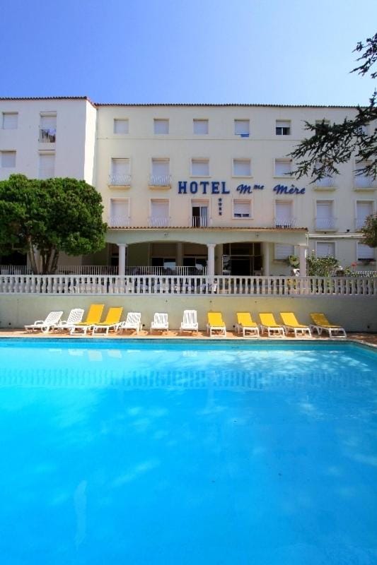 Facade/entrance, Balcony/Terrace, Swimming pool, Swimming pool