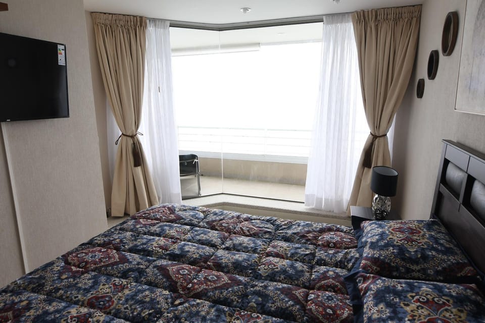 Bed, TV and multimedia, Photo of the whole room, Bedroom, Sea view