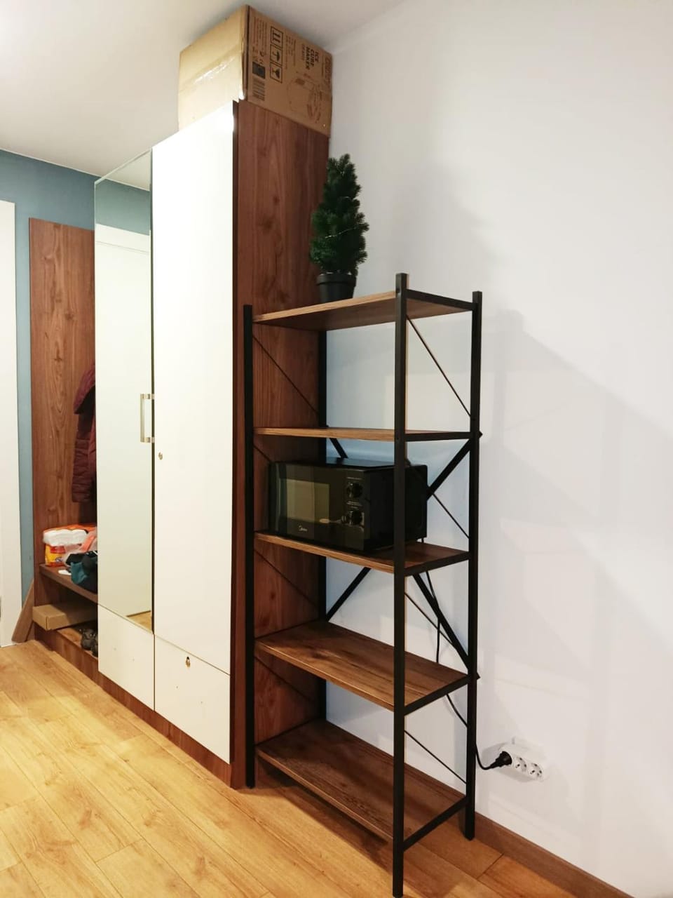 Facade/entrance, microwave, wardrobe