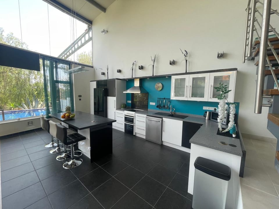 Kitchen or kitchenette, Seating area