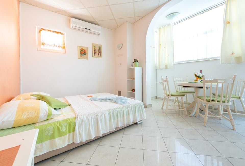 Bed, Bedroom, towels, air conditioner