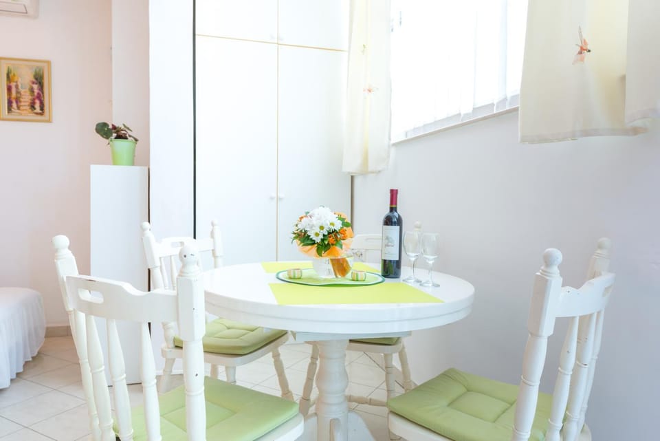 Food and drinks, Dining area, Drinks