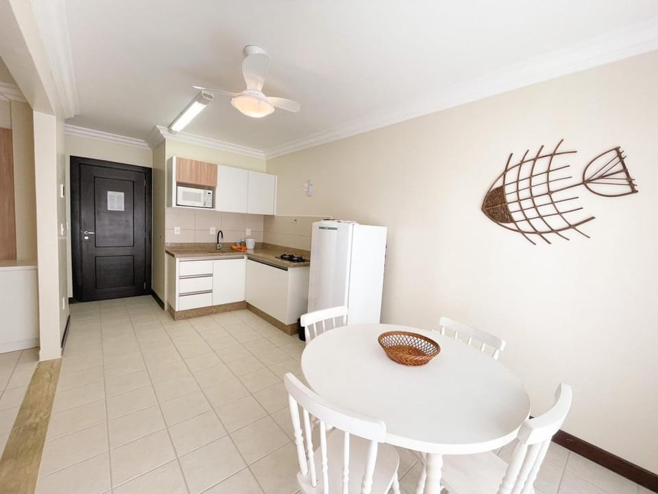 Kitchen or kitchenette, Dining area, fireplace, minibar, oven