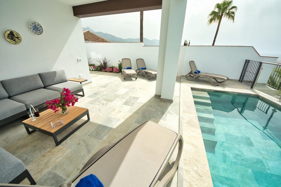 Balcony/Terrace, Pool view, Swimming pool, sunbed