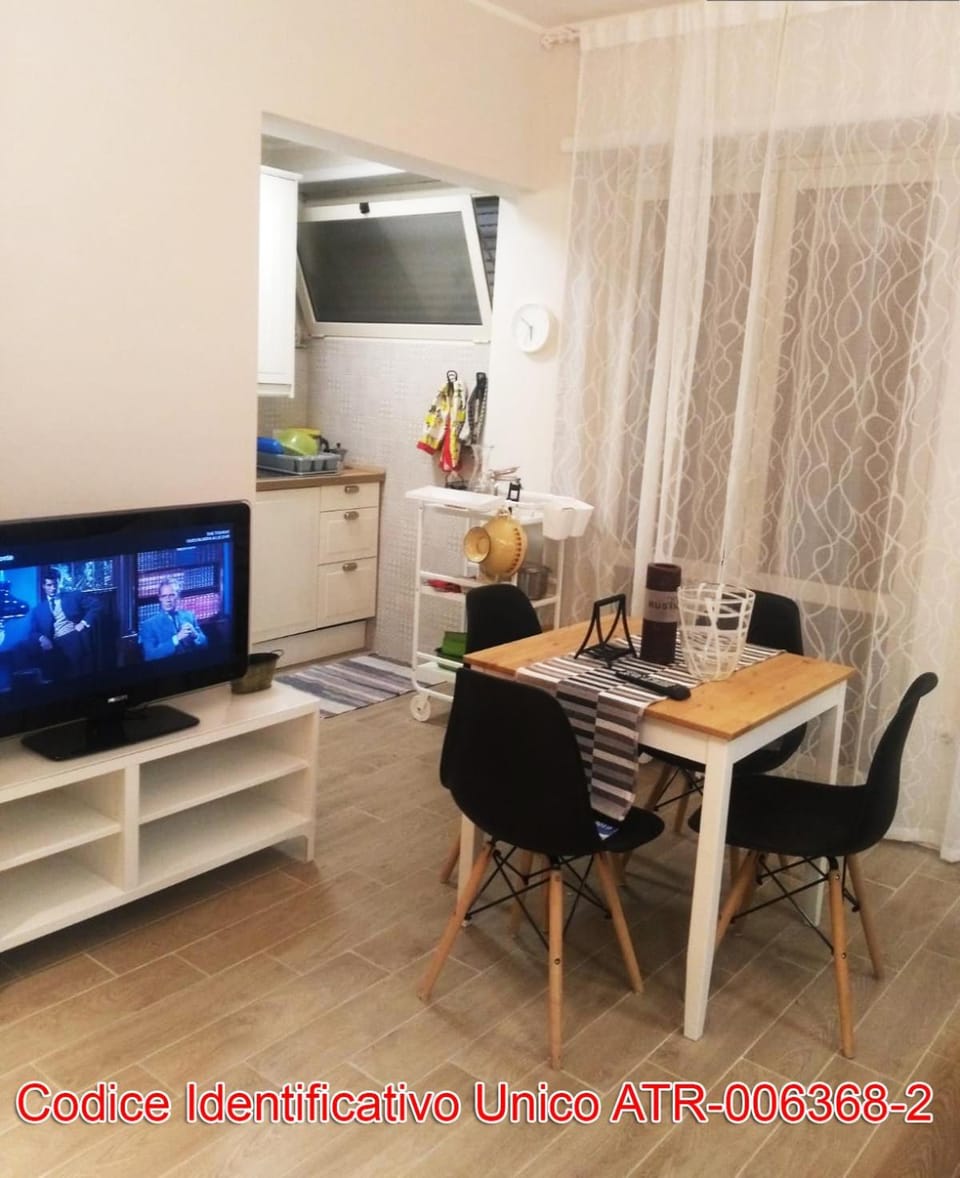 TV and multimedia, Coffee/tea facilities, Food and drinks, Dining area, Area and facilities