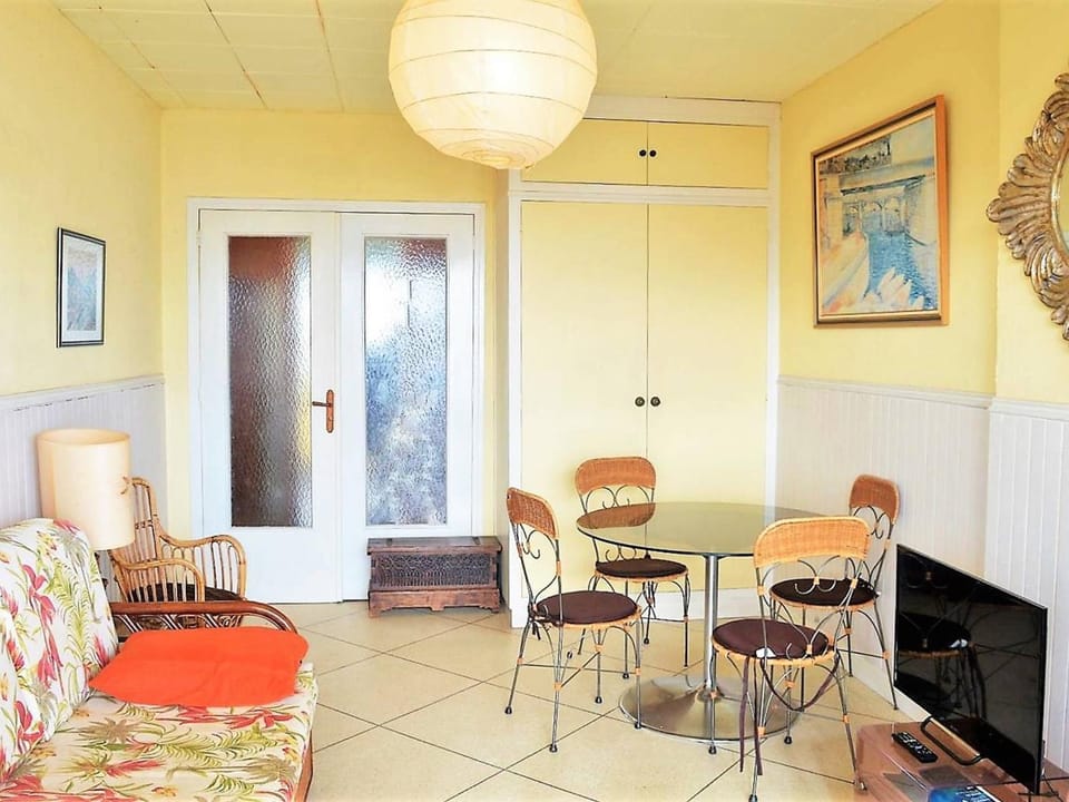 Appartement vintage avec terrasse face mer - 4 couchages, parking sécurisé - FR-1-251-290 Apartment in Le Lavandou