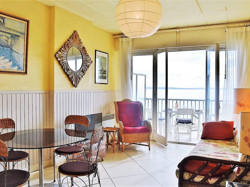 Appartement vintage avec terrasse face mer - 4 couchages, parking sécurisé - FR-1-251-290 Apartment in Le Lavandou