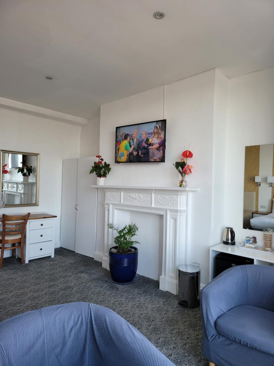 TV and multimedia, Seating area, Bedroom