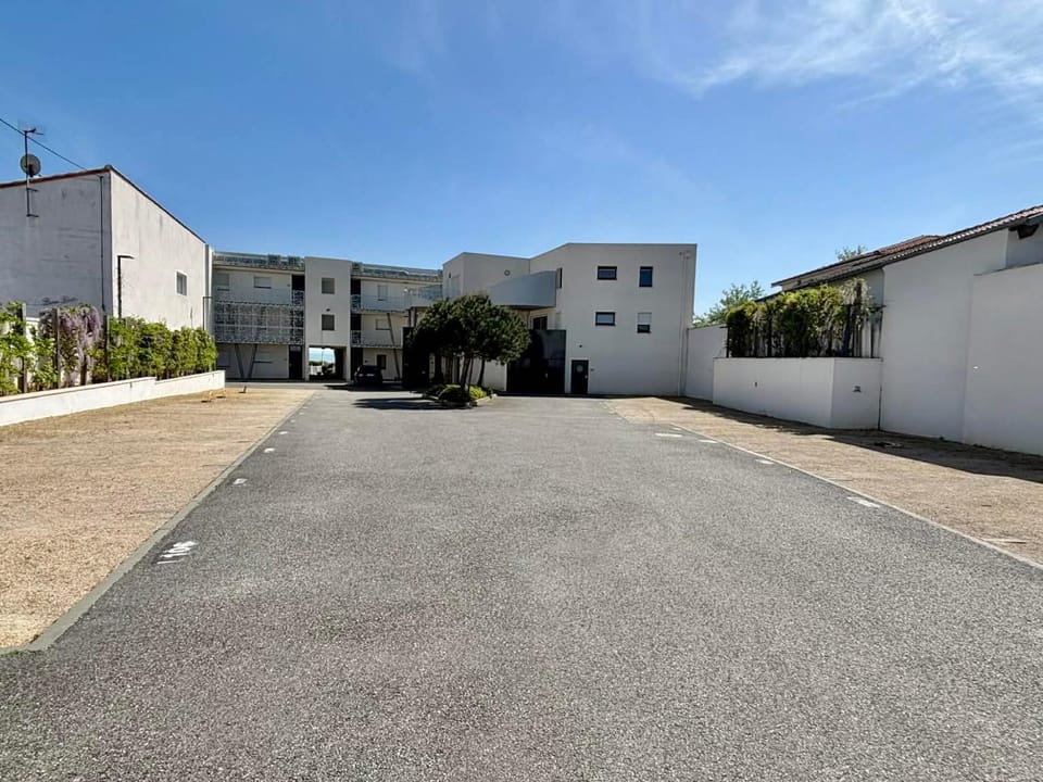 Appartement 6 pers avec balcon, piscine et accès direct plage à La Tranche-sur-Mer - FR-1-194-195 Apartment in La Tranche-sur-Mer