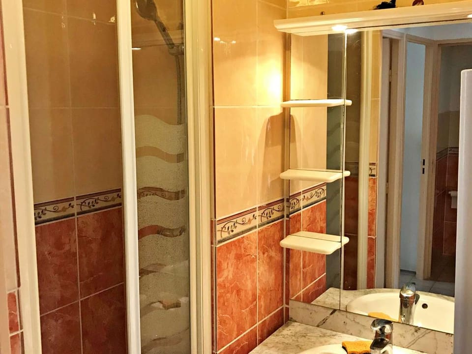 Appartement 6 pers avec piscine, terrasse & parking privé - tout confort et proche commodités - FR-1-387-135 Apartment in Marseillan