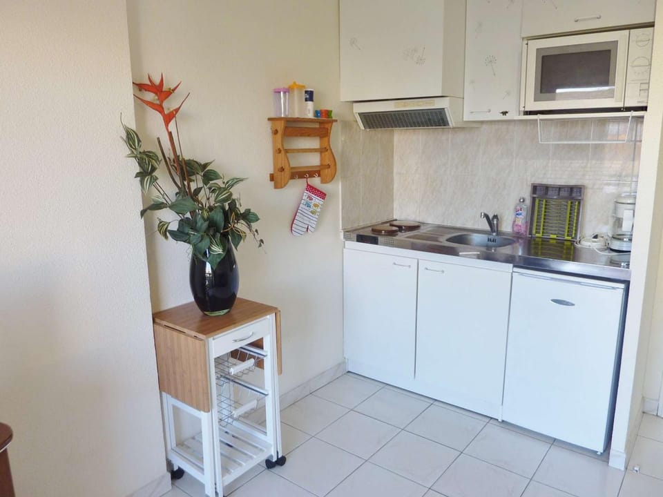 Studio Cabine Climatisé avec Piscine, Terrasse et Parking Privé – Proche Commodités - FR-1-387-137 Cabin in Marseillan