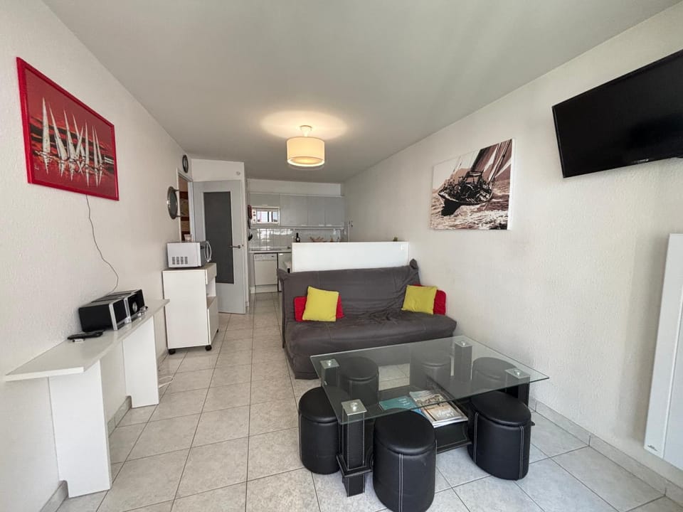 Appartement moderne avec terrasse à 100m de la plage des Sables-d'Olonne - FR-1-197-405 Apartment in Les Sables-d'Olonne