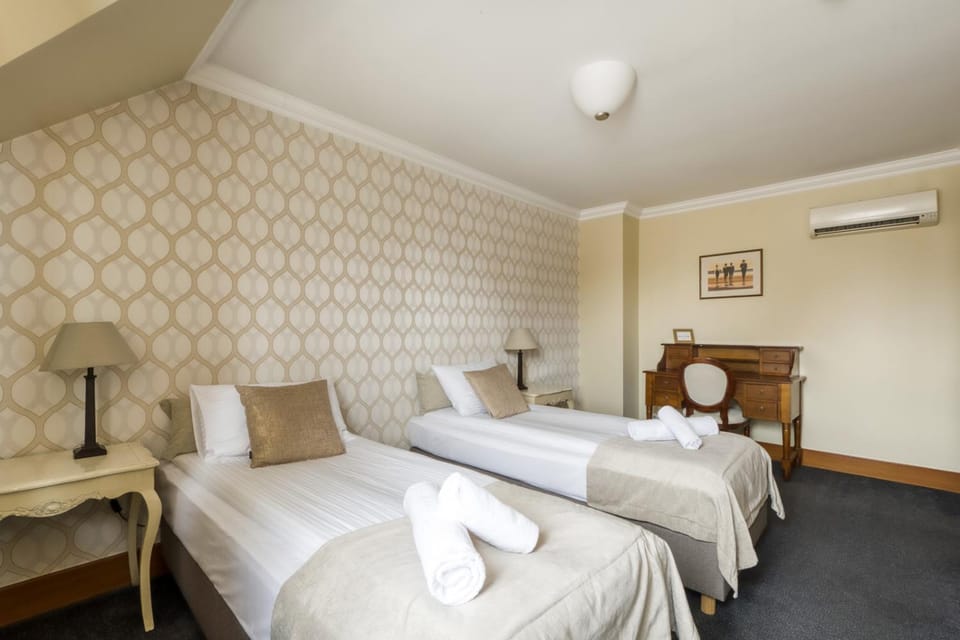 Restaurant/places to eat, Bathroom, Photo of the whole room, Bedroom, Breakfast