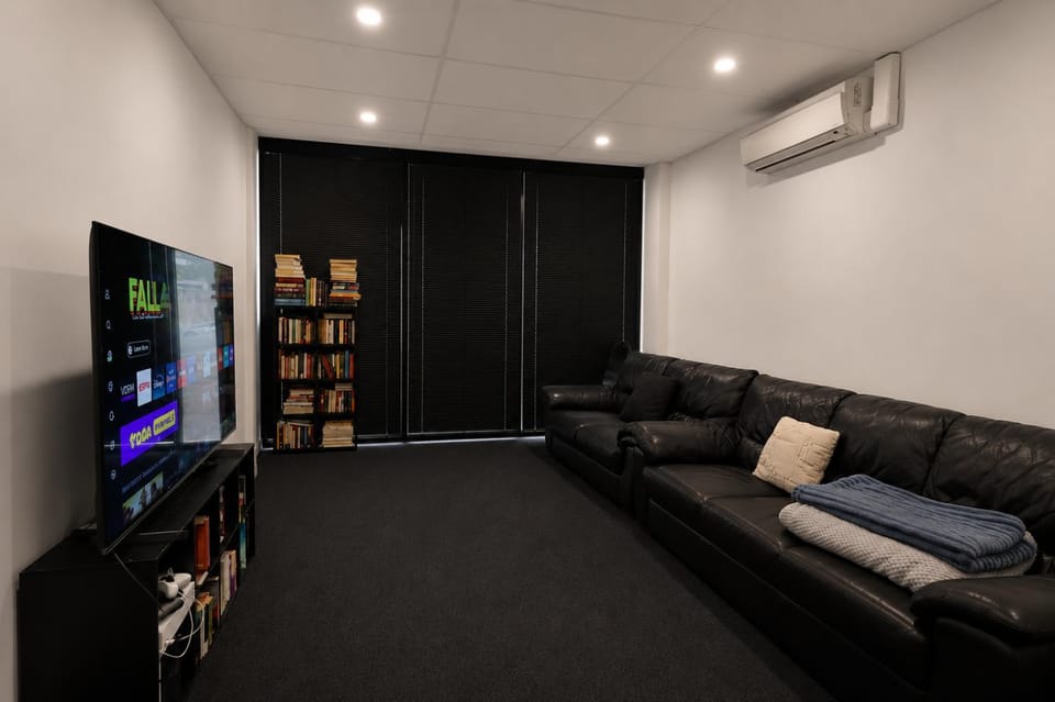 Communal lounge/ TV room, TV and multimedia, Living room, Seating area, air conditioner