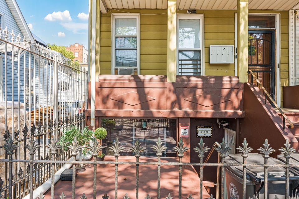 Elegant 2 Bedroom Suite w Modern Amenities Apartment in Brooklyn