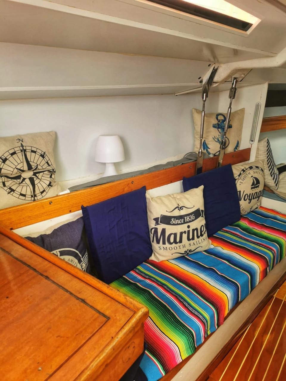 seuls à bord dans le golfe hebergement atypique Docked boat in Porto-Vecchio