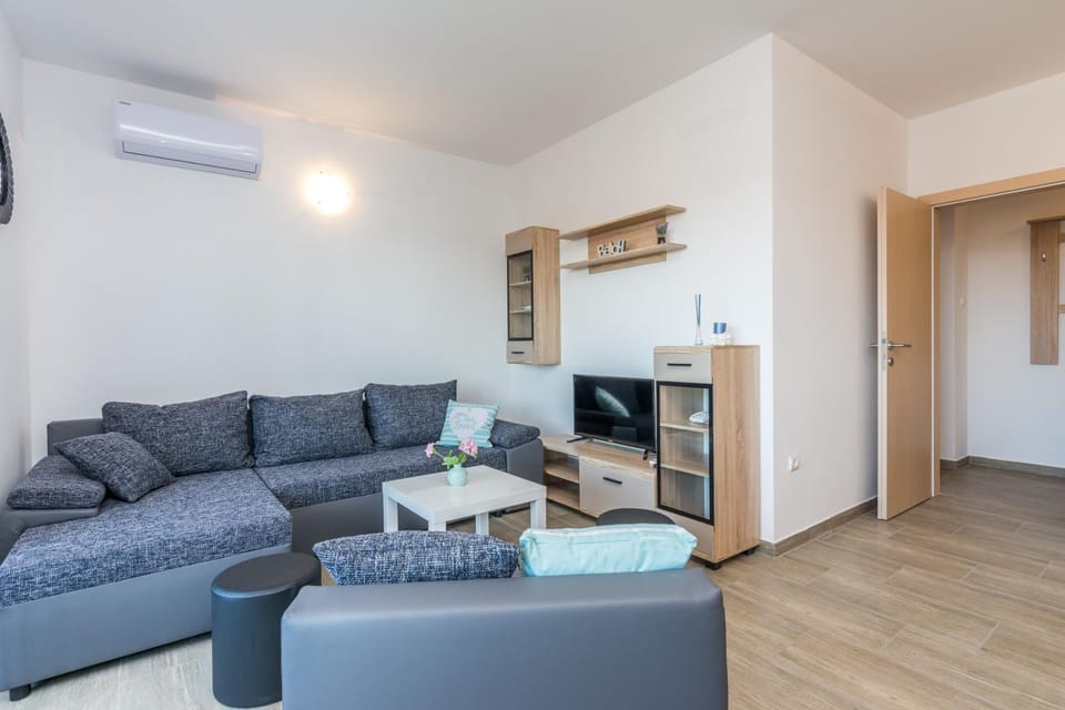 Pasko 2 modern furnished ap for 7 Apartment in Novalja
