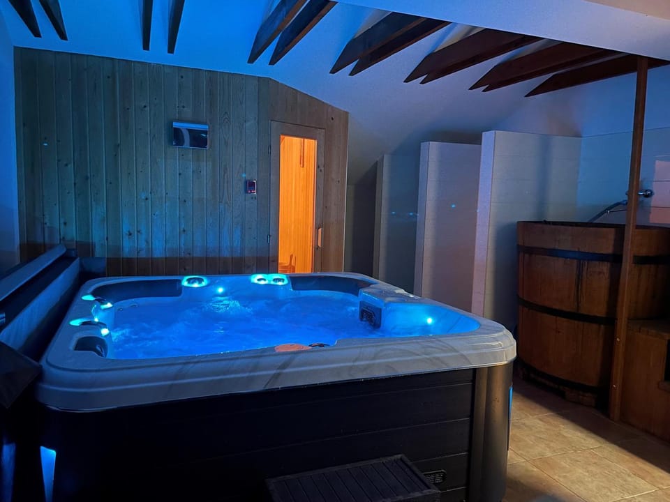 Hot Tub, Sauna, Spa and wellness centre/facilities