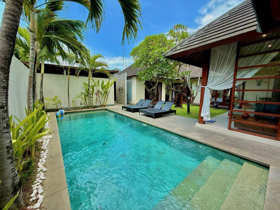 Property building, Patio, Garden, Garden view, Pool view, Swimming pool, sunbed