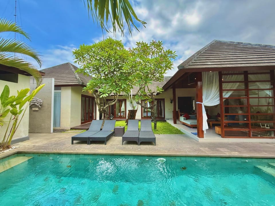 Property building, Patio, Garden, Pool view, Swimming pool, sunbed