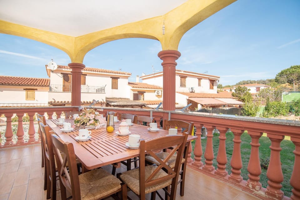 Property building, Balcony/Terrace, Living room