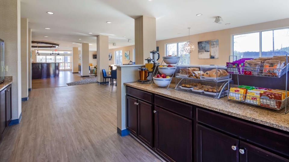 Restaurant/places to eat, Dining area, On site, Breakfast