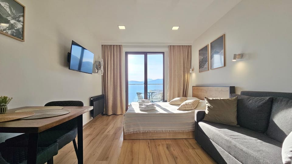Bed, TV and multimedia, Balcony/Terrace, Photo of the whole room, Seating area, Bedroom, Mountain view
