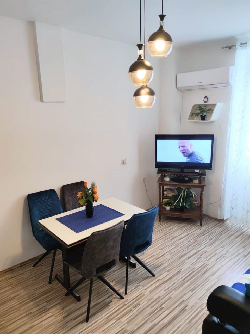 TV and multimedia, Living room, Seating area, Dining area