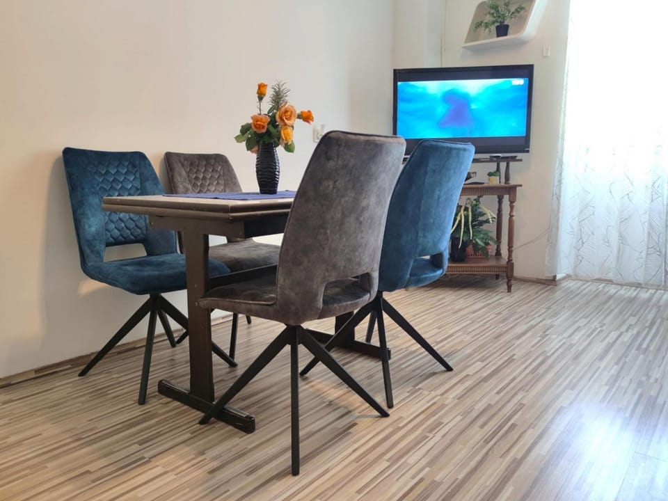 TV and multimedia, Living room, Seating area, Dining area