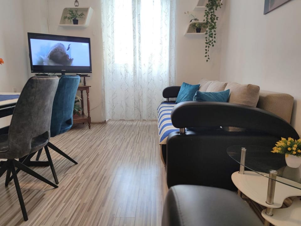 Living room, Seating area, Evening entertainment