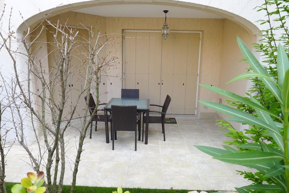 Patio, Dining area