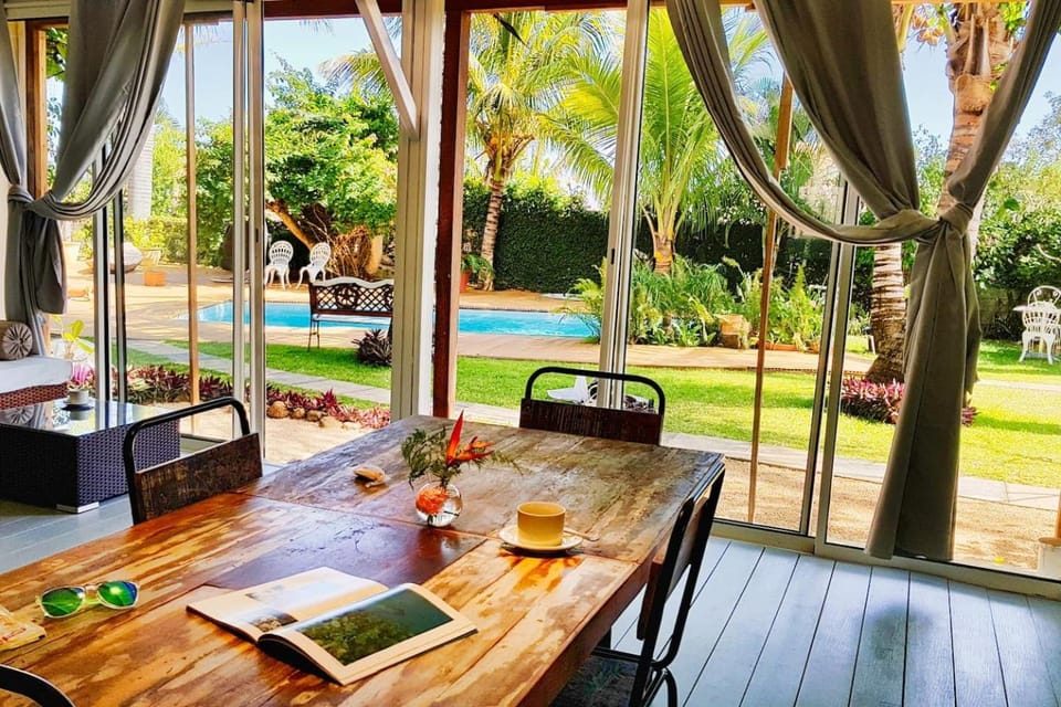 Garden, Living room, Food and drinks, Dining area