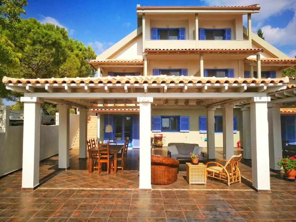 Property building, Patio, BBQ facilities, Balcony/Terrace, Seating area, Dining area, Landmark view, Sea view