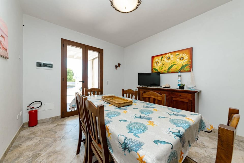 TV and multimedia, Living room, Seating area, Dining area