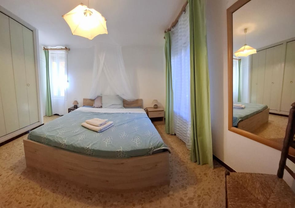Bed, Photo of the whole room, wardrobe