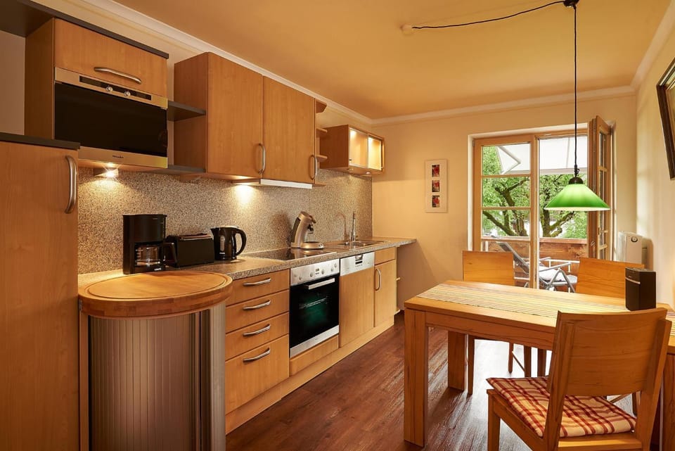 Coffee/tea facilities, Kitchen or kitchenette, Dining area, kitchen