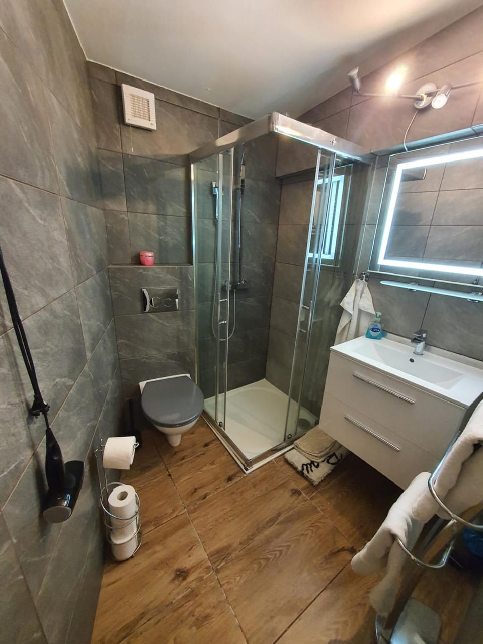 Shower, Toilet, Bathroom, towels