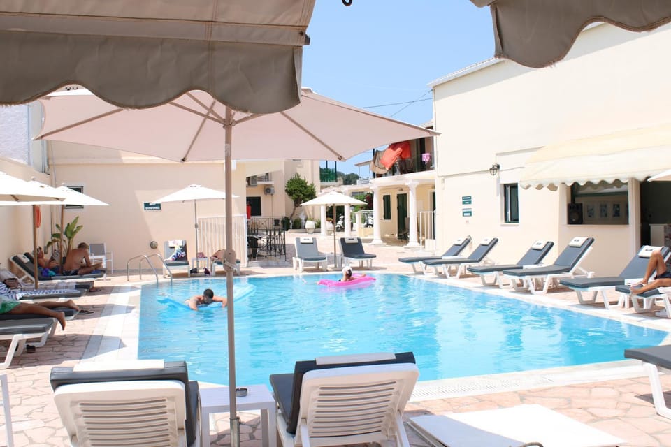 Patio, Swimming pool, sunbed