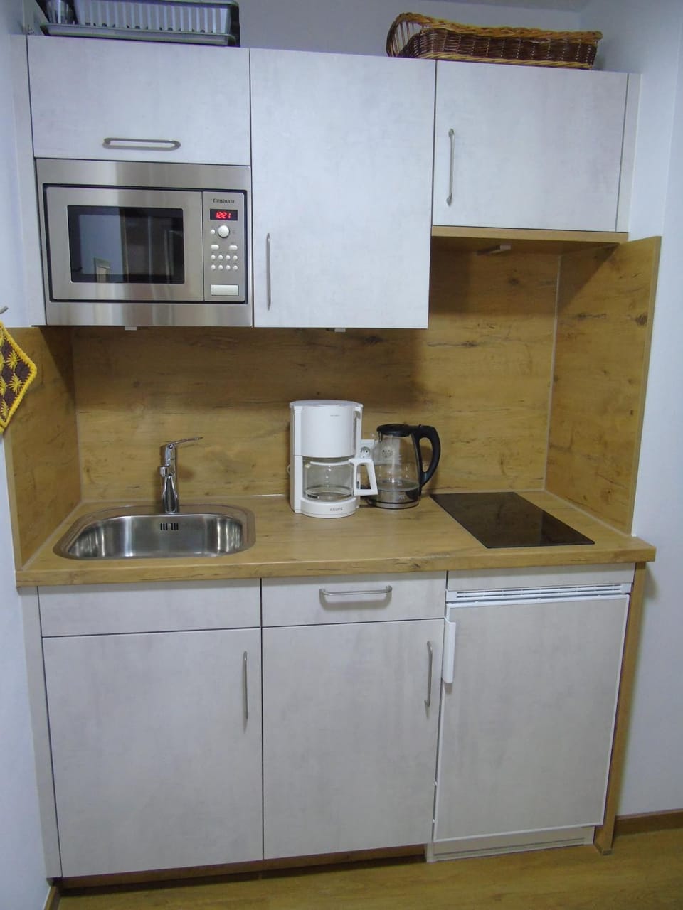 Coffee/tea facilities, Kitchen or kitchenette, minibar, stove